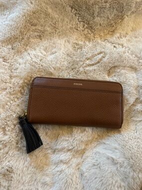NWT Fossil Tara Clutch
